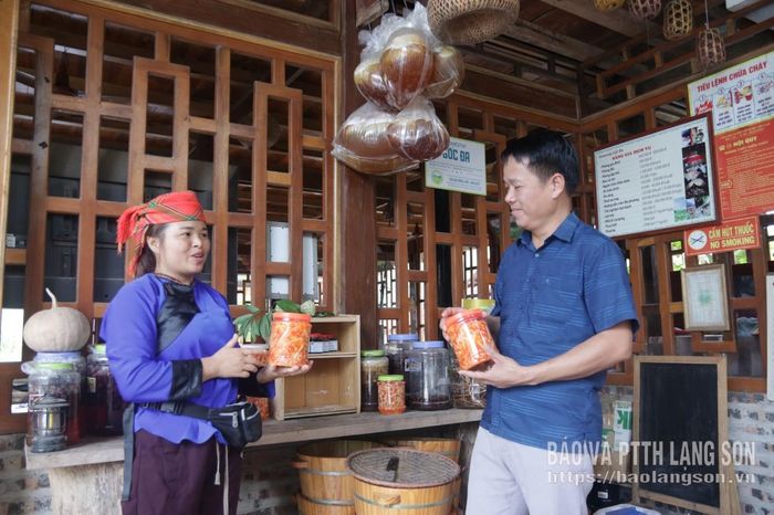 Chủ cơ sở kinh doanh Homestay Gốc Đa, xã Hữu Liên giới thiệu sản phẩm nông sản địa phương