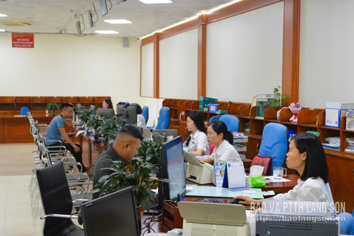 Người dân thực hiện TTHC tại Trung tâm Phục vụ hành chính công tỉnh