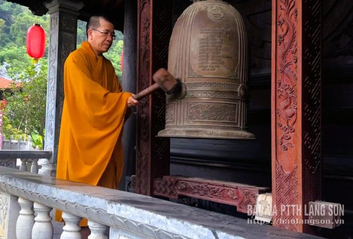 Đại diện Ban Trị sự Giáo hội Phật giáo Việt Nam tỉnh Lạng Sơn thỉnh chuông tại chùa Tân Thanh, xã Hoàng Văn Thụ