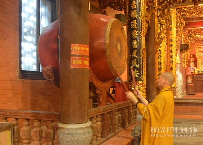 Đại diện Ban Trị sự Giáo hội Phật giáo Việt Nam tỉnh Lạng Sơn thỉnh trống bát nhã tại Chùa Thành, phường Lương Văn Tri