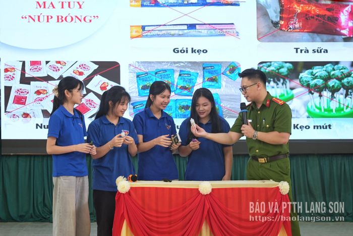 Cán bộ Phòng Cảnh sát điều tra tội phạm về ma túy, Công an tỉnh tuyên truyền về tác hại của ma túy, thuốc lá điện tử cho đoàn viên