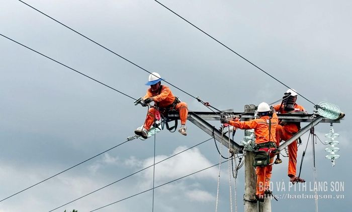 Nhân viên Điện lực Lộc Bình sửa chữa lưới điện 110kV trên địa bàn quản lý