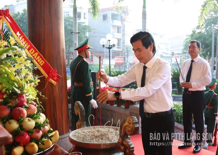 Đồng chí Hoàng Quốc Khánh, Ủy viên Trung ương Đảng, Bí thư Tỉnh ủy dâng hương tại Khuôn viên lưu niệm Chủ tịch Hồ Chí Minh