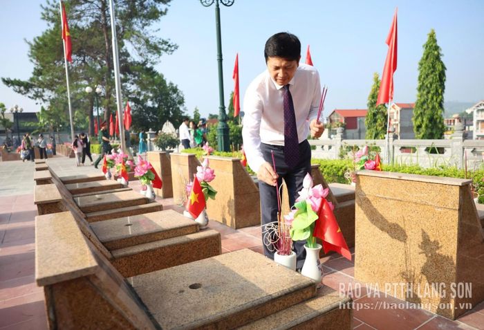 Đồng chí Vũ Hoàng Anh, Phó Bí thư Tỉnh ủy thắp hương tưởng nhớ các Anh hùng liệt sĩ tại Nghĩa trang liệt sĩ Lạng Sơn
