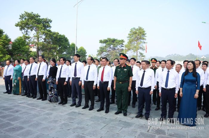 Đoàn đại biểu của tỉnh dâng hương tại Nghĩa trang Liệt sĩ Lạng Sơn