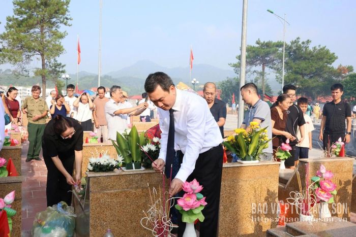 Đồng chí Nguyễn Cảnh Toàn, Phó Bí thư Tỉnh ủy, Chủ tịch UBND tỉnh thắp hương tưởng nhớ các Anh hùng liệt sĩ tại Nghĩa trang liệt sĩ Lạng Sơn