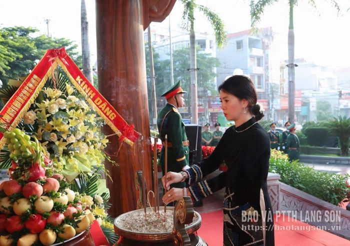 Đồng chí Đoàn Thu Hà, Phó Bí thư Tỉnh ủy, Trưởng Đoàn đại biểu Quốc hội tỉnh, Chủ tịch Ủy ban MTTQ Việt Nam tỉnh dâng hương tại Khuôn viên lưu niệm Chủ tịch Hồ Chí Minh