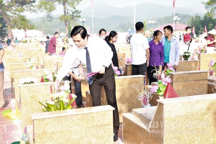 Đồng chí Hoàng Quốc Khánh, Ủy viên Trung ương Đảng, Bí thư Tỉnh ủy thắp hương tưởng nhớ các Anh hùng liệt sĩ tại Nghĩa trang Liệt sĩ Lạng Sơn