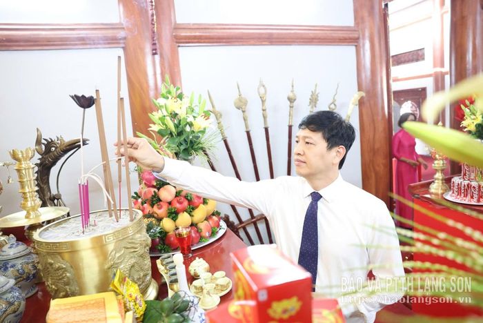 Đồng chí Vũ Hoàng Anh, Phó Bí thư Tỉnh ủy dâng hương tại Nghĩa trang liệt sĩ Lạng Sơn