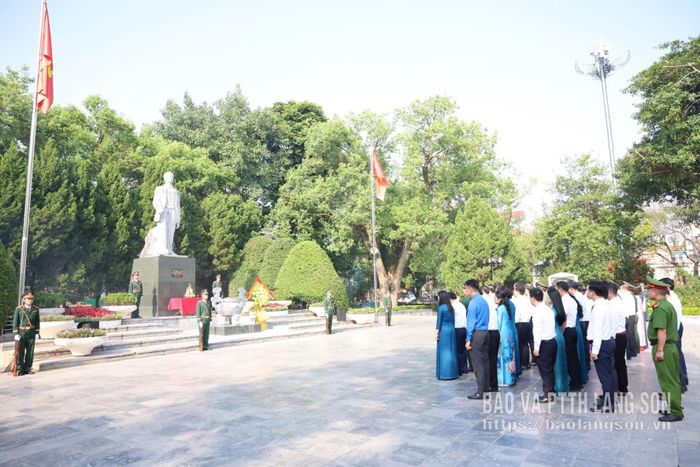 Đoàn đại biểu của tỉnh dâng hương tại tượng đài đồng chí Hoàng Văn Thụ