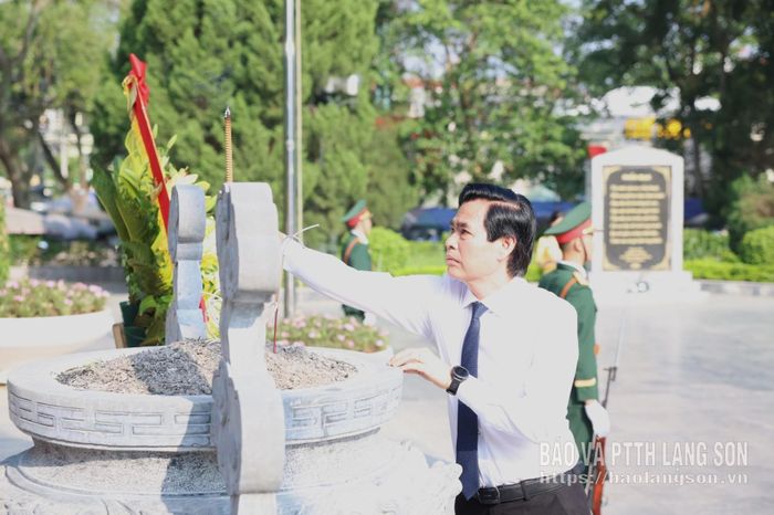 Đồng chí Hoàng Quốc Khánh, Ủy viên Trung ương Đảng, Bí thư Tỉnh ủy dâng hương tại tượng đài đồng chí Hoàng Văn Thụ