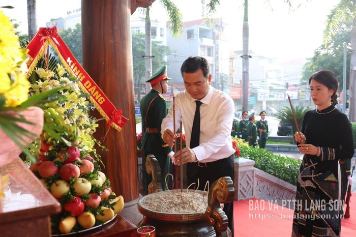 Đồng chí Nguyễn Cảnh Toàn, Phó Bí thư Tỉnh ủy, Chủ tịch UBND tỉnh dâng hương tại Khuôn viên lưu niệm Chủ tịch Hồ Chí Minh