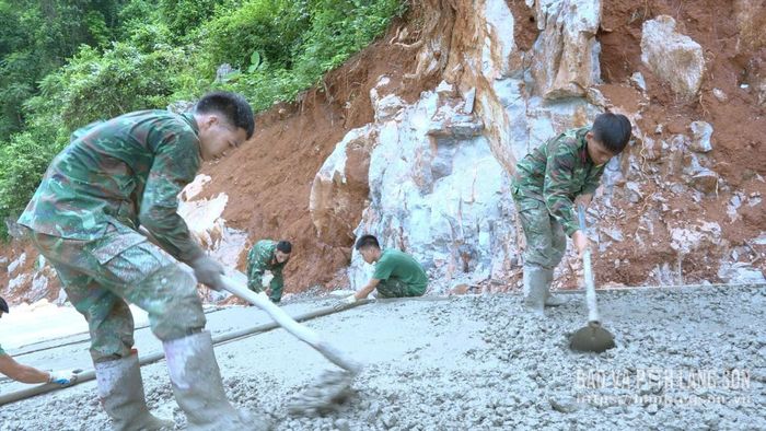 Lực lượng bộ đội đổ bê tông tuyến đường vào Khu dân cư Lân Nóng