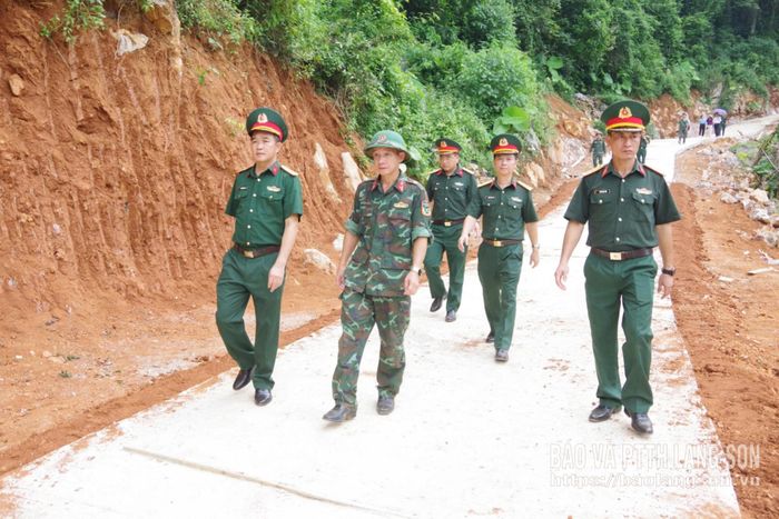 Đoàn công tác của Bộ CHQS tỉnh kiểm tra và động viên CBCS mở đường vào Khu dân cư Lân Nóng