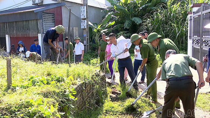 Lãnh đạo Đảng ủy, HĐND, UBND phường cùng cán bộ, đảng viên, lực lượng vũ trang và Nhân dân Tổ dân phố số 2 tham gia giải phóng hành lang, làm đường giao thông.