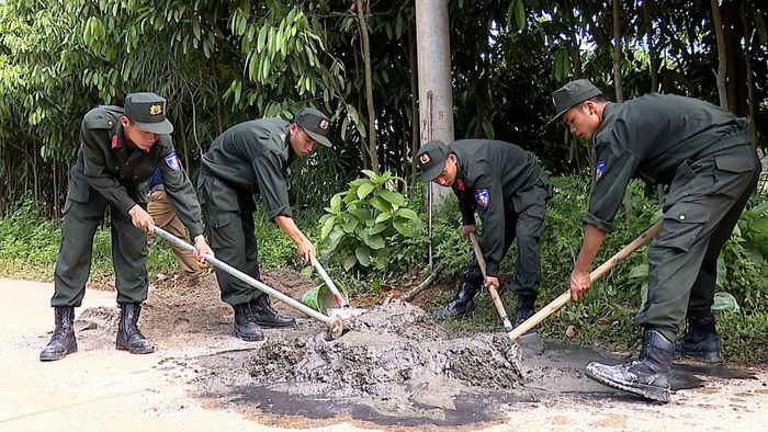 Các lực lượng tham gia dọn vệ sinh và lắp điện chiếu sáng trên tuyến đường Lê Chân - Cường Bắc dài 3km.