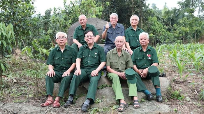 Ông Phạm Tiến (hàng trước, thứ 2, trái sang) cùng đồng đội thăm lại nơi huấn luyện các tiểu đoàn Yên Ninh - Yên Bái để chi viện cho chiến trường miền Nam. (Ảnh nhân vật cung cấp)