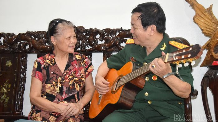 Vợ chồng ông Phạm Tiến cùng nhau xây dựng nếp nhà, gìn giữ truyền thống gia đình trong suốt nhiều thập kỷ.