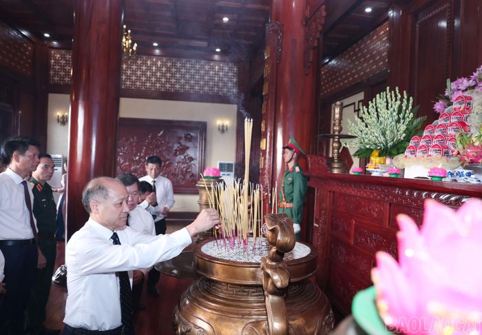 Các đại biểu dâng hương tưởng nhớ Chủ tịch Hồ Chí Minh tại Nhà tưởng niệm Chủ tịch Hồ Chí Minh.