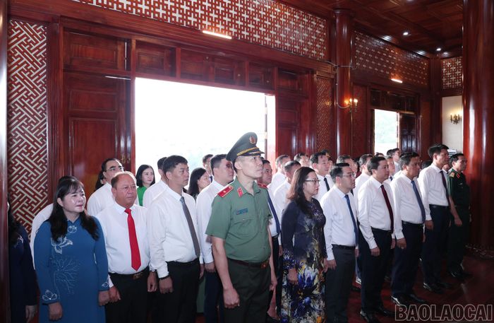 Các đại biểu dành phút mặc niệm, tưởng nhớ Chủ tịch Hồ Chí Minh.