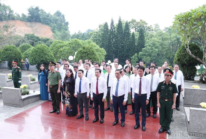 Các đại biểu dành phút mặc niệm tưởng nhớ các Anh hùng liệt sĩ.