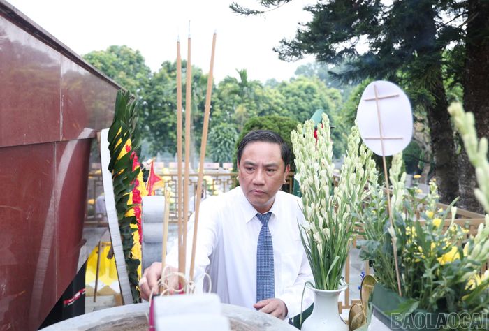 Đồng chí Phó Bí thư Thường trực Tỉnh ủy Hoàng Giang dâng hương tưởng nhớ các Anh hùng liệt sĩ.