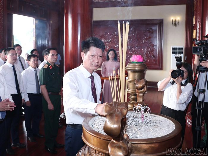 Các đồng chí Thường trực Tỉnh ủy dâng hương tưởng nhớ công lao to lớn của Chủ tịch Hồ Chí Minh.