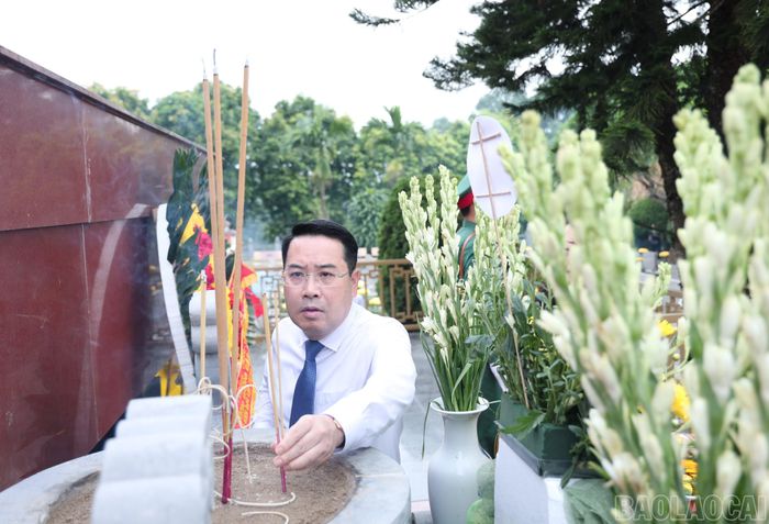 Đồng chí Phó Bí thư Tỉnh ủy, Chủ tịch UBND tỉnh Nguyễn Tuấn Anh dâng hương tưởng nhớ các Anh hùng liệt sĩ.