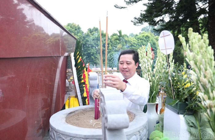 Đồng chí Bí thư Tỉnh ủy Dương Quốc Huy dâng hương tưởng nhớ các Anh hùng liệt sĩ.
