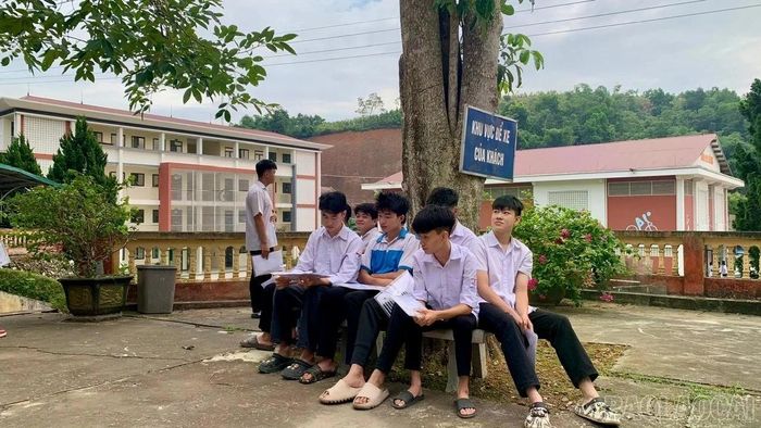 Thí sinh Lào Cai trước giờ thi môn Ngữ văn trong Kỳ thi tốt nghiệp THPT năm 2026.