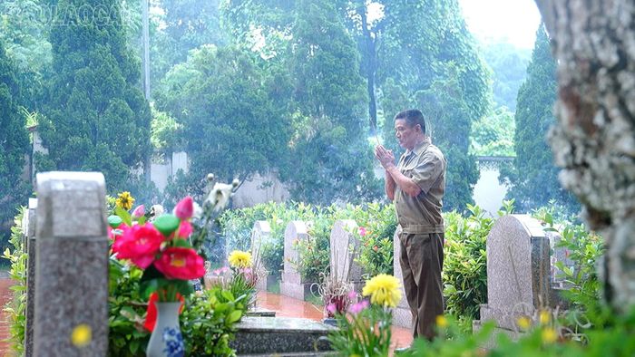 Thành thông lệ, cứ đến ngày 27/7, ông Đoàn Hồng Hoàng lại đến nghĩa trang thắp hương tri ân các anh hùng liệt sĩ.