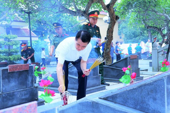 Lãnh đạo Đảng ủy xã thắp hương lên các phần mộ liệt sĩ.