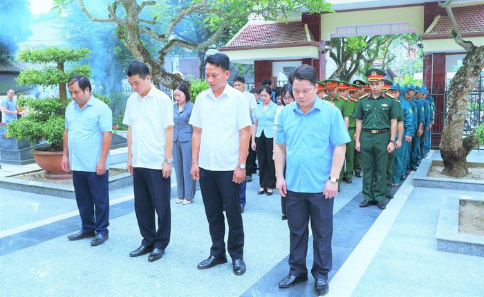 Các đại biểu dành phút tưởng niệm các anh hùng liệt sĩ.