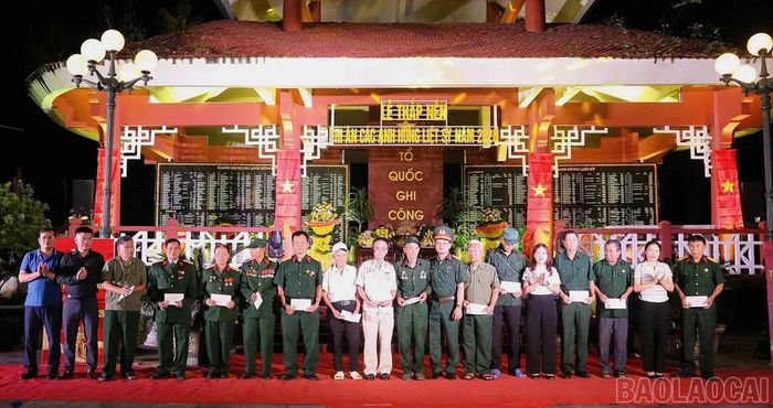 Trao quà cho các thương binh, bệnh binh, gia đình liệt sĩ.