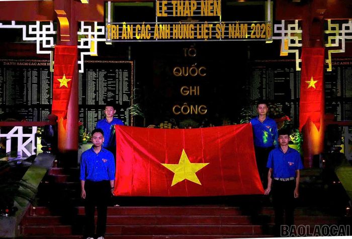 Thực hiện nghi thức chào cờ.