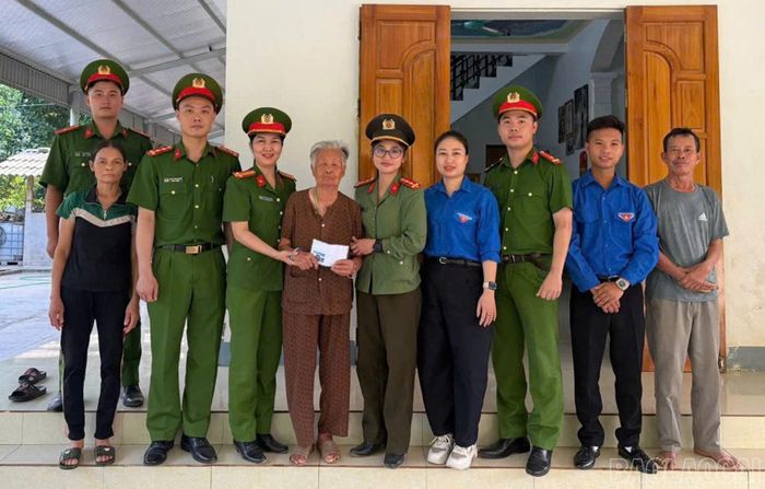 Đoàn Thanh niên phường Âu Lâu phối hợp với Phòng PC10 (Công an tỉnh Lào Cai) trao tặng quà động viên gia đình chính sách.