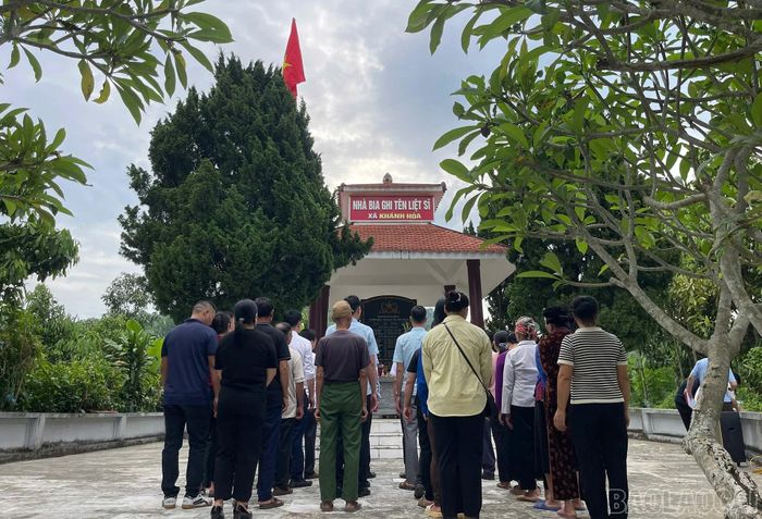 Lãnh đạo Đảng ủy xã, cán bộ, công chức, viên chức và Nhân dân xã viếng nghĩa trang liệt sĩ xã.