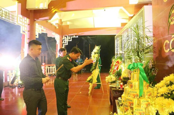 Đoàn đại biểu phương dâng hương tưởng nhớ các anh hùng liệt sĩ.