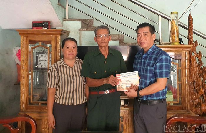 Lãnh đạo xã Nghĩa Đô thăm hỏi và trao quà cho các cho thương binh, bệnh binh, người có công và thân nhân liệt sĩ.