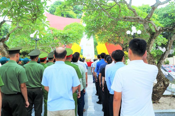 Các đại biểu công chức, viên chức, lực lượng vũ trang xã Lục Yên viếng Nghĩa trang liệt sĩ xã.