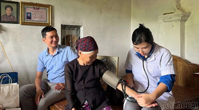 Đoàn thanh niên phường Âu Lâu phối hợp với Bệnh viện đa khoa số 1 tỉnh thăm, tặng quà, khám bệnh người có công.