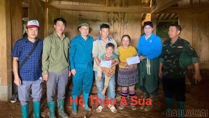 Nghiệp đoàn cơ sở chợ Sơn Thịnh trao quà hỗ trợ các hộ dân.