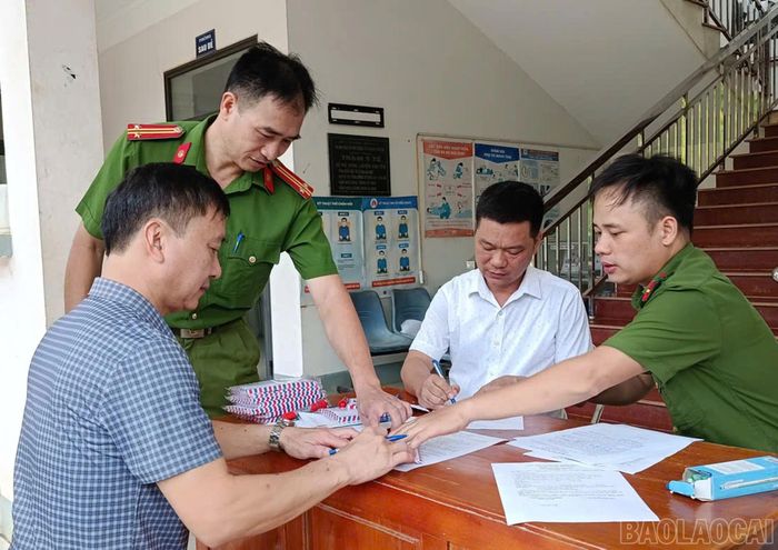 Lãnh đạo chủ chốt Đảng ủy, HĐND, UBND xã thực hiện xét nghiệm ma túy.