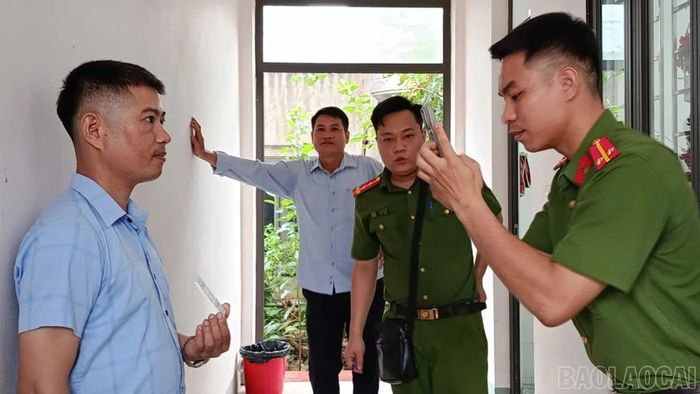 Cán bộ, công chức, viên chức các cơ quan, đơn vị thực hiện xét nghiệm ma túy.