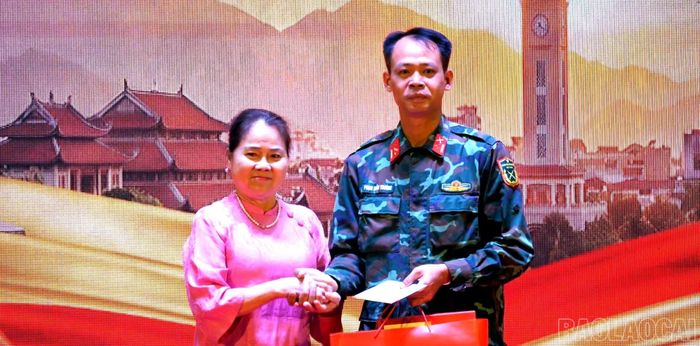 Tại chương trình, Công ty TNHH Xây dựng và Tổng hợp Minh Đức đã trao gần 100 suất quà cho các đối tượng người có công và thân nhân liệt sĩ đang hưởng trợ cấp hằng tháng trên địa bàn xã Bát Xát và đội tìm kiếm quy tập hài cốt liệt sỹ của Bộ Chỉ huy Quân sự tỉnh Lào Cai.