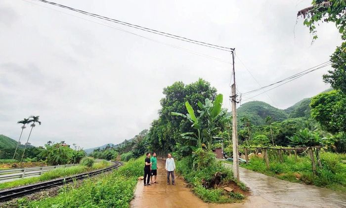 Chính quyền địa phương thường xuyên kiểm tra, tuyên truyền, yêu cầu người dân gia cố các vị trí cột để bảo đảm an toàn.