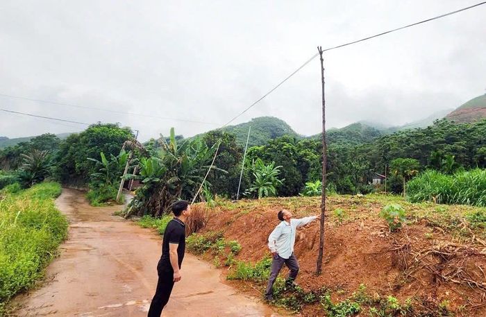 Hệ thống cột điện tự chế và đường dây kéo dài hàng trăm mét, thậm chí hơn 1 km khiến điện áp sụt giảm, ảnh hưởng đến sinh hoạt, sản xuất và luôn tiềm ẩn nguy cơ xảy ra sự cố trong mùa mưa bão.