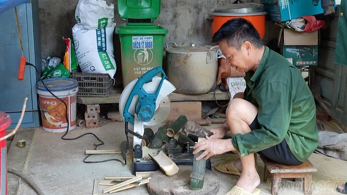 Ông Lương Đức Thuận chẻ tre làm thức ăn cho dúi.