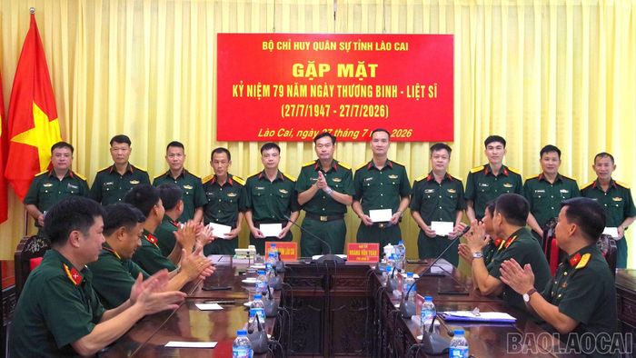 Bộ Chỉ huy Quân sự tỉnh Lào Cai tặng quà các quân nhân là con thương binh, con liệt sĩ.