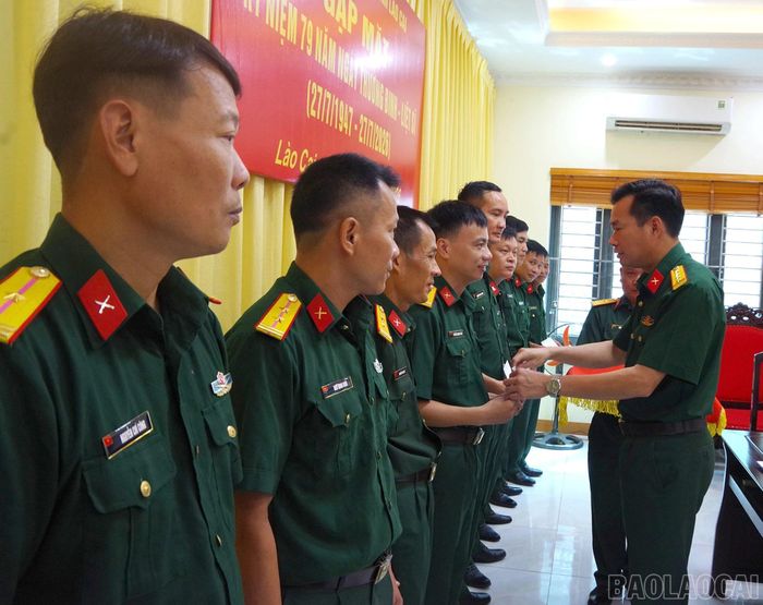 Đại tá Hoàng Văn Toàn - Phó Chính ủy Bộ Chỉ huy Quân sự tỉnh Lào Cai tặng quà các quân nhân là con thương binh, con liệt sĩ.